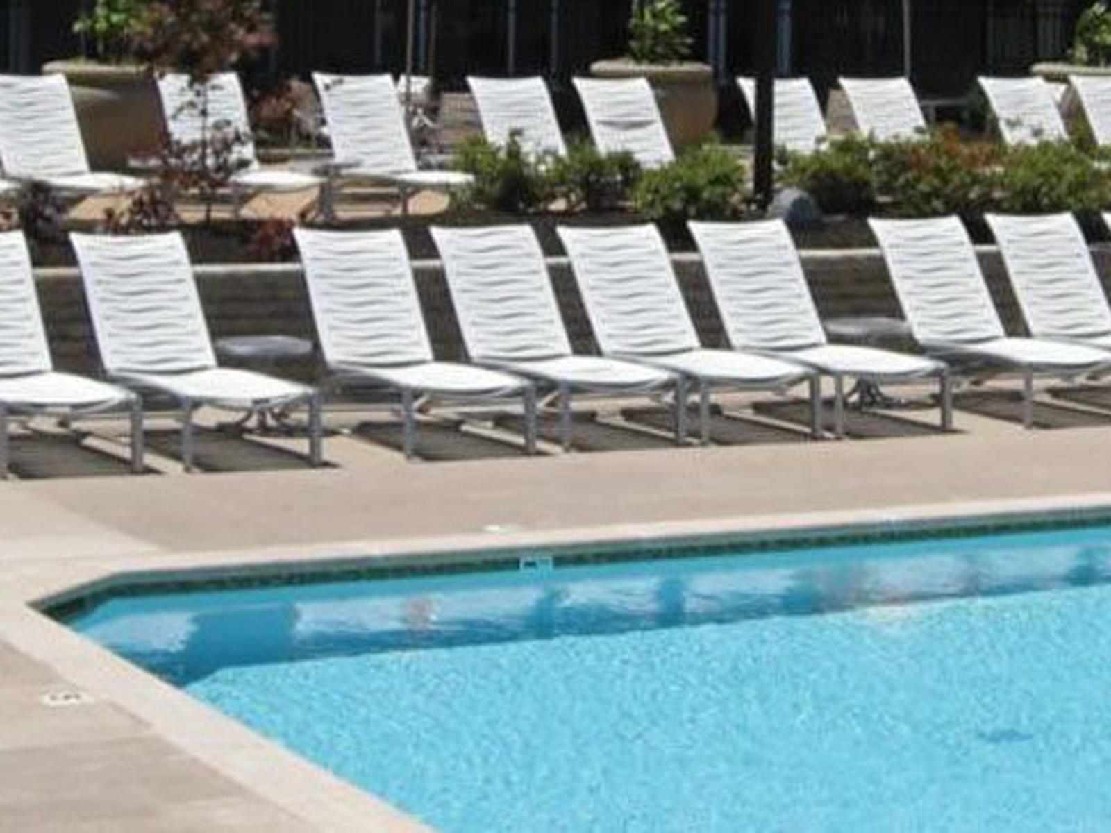 Tropitone South Beach Wave Aluminum Outdoor Patio Lounge Set