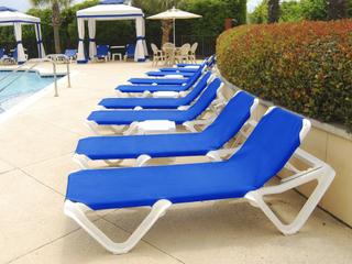 Grosfillex Nautical Sling Resin White Patio Lounge Set in Blue