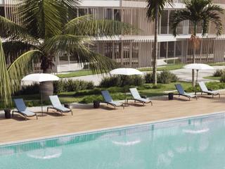 Tropitone Laguna Beach Relaxed Padded Sling Aluminum Patio Lounge Set