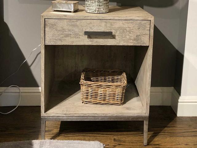 Cameron One-Drawer Nightstand in Gray Hardwood