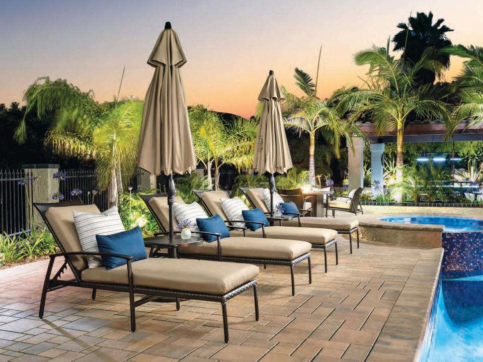Amari Aluminum Outdoor Patio Lounge Set