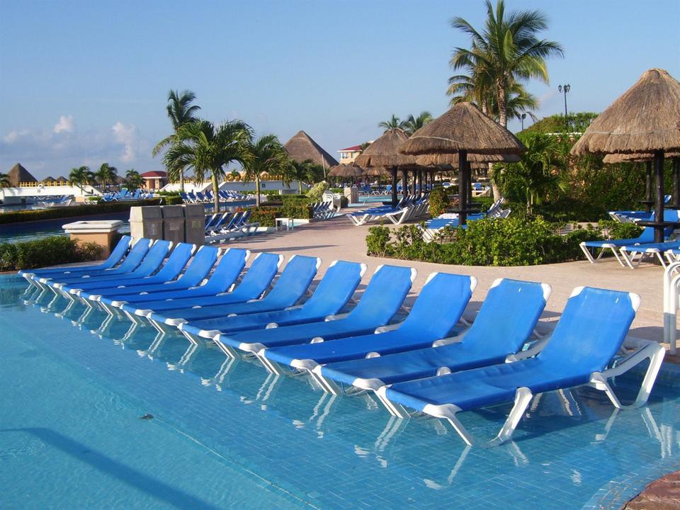 Nautical Sling Resin White Outdoor Lounge Set in Blue