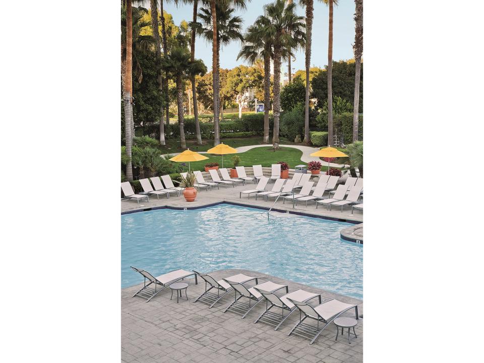 South Beach Relaxed Sling Aluminum Lounge Set