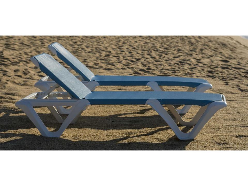 Nautical Pro Sling Resin White Outdoor Patio Lounge Set in Blue