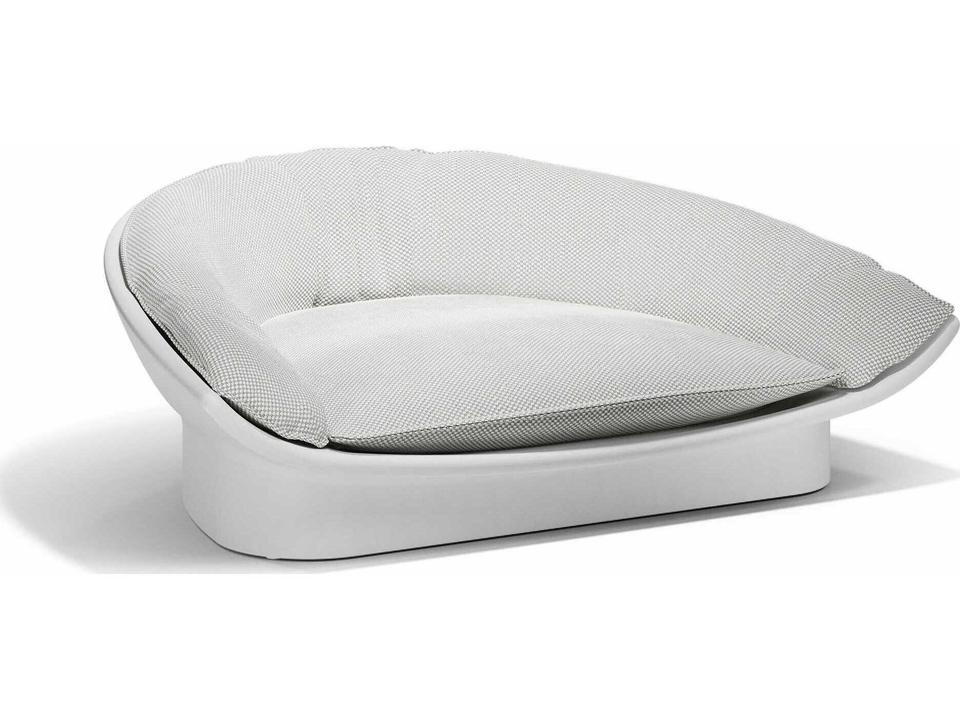 Luna Outdoor Daybed in White With Getaria Iceberg Upholstery by Ramón Esteve